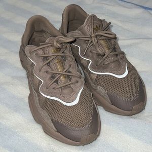 WOMEN'S ADIDAS ORIGINALS OZWEEGO CASUAL
SHOES Charcoal Brown/cream